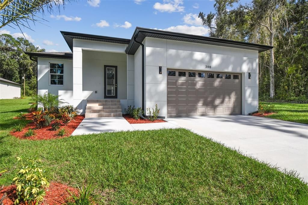 Attached, Exterior, Facade, Modern