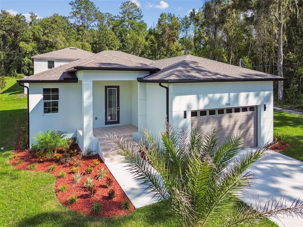 Attached, Exterior, Facade, Ranch
