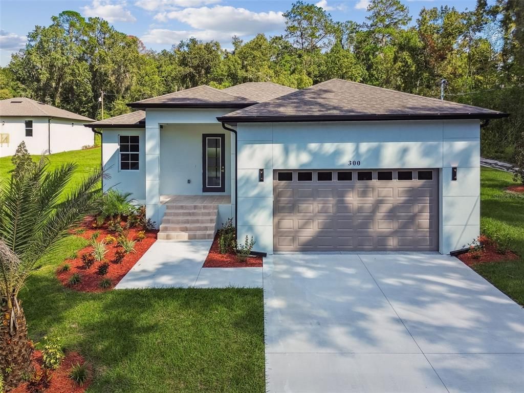 Attached, Exterior, Facade, Ranch