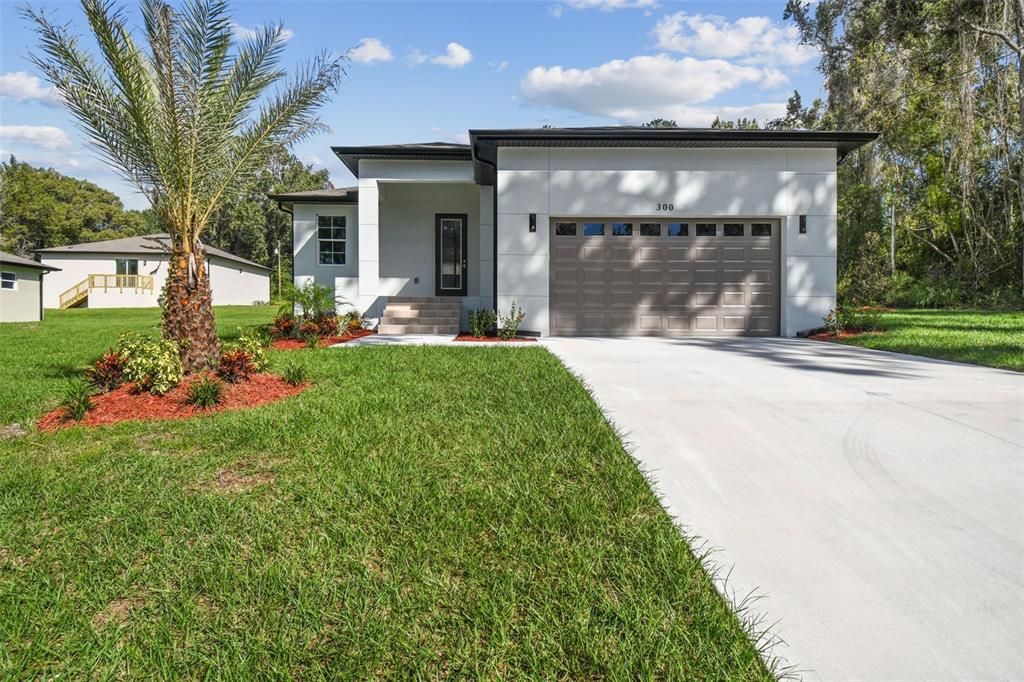 Attached, Exterior, Facade, Modern
