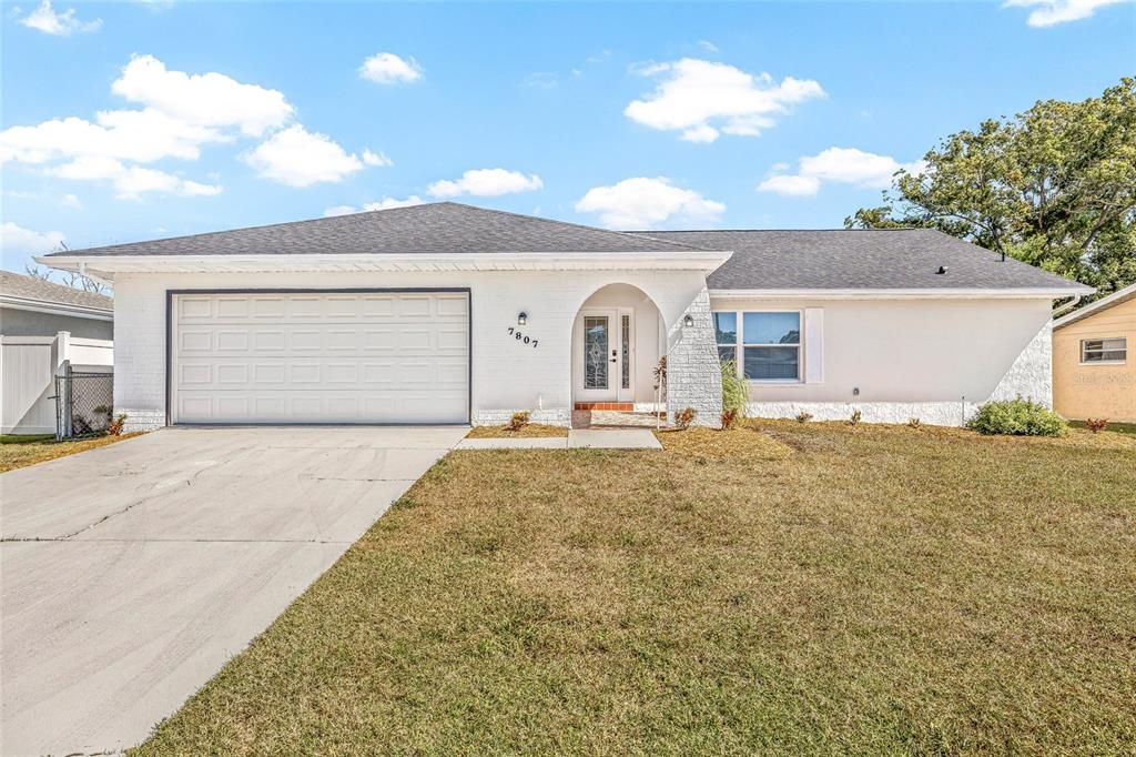 Attached, Exterior, Facade, Ranch