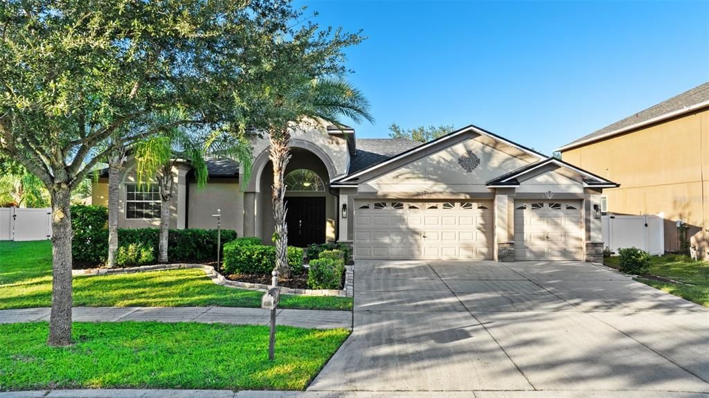 Attached, Exterior, Facade, Ranch