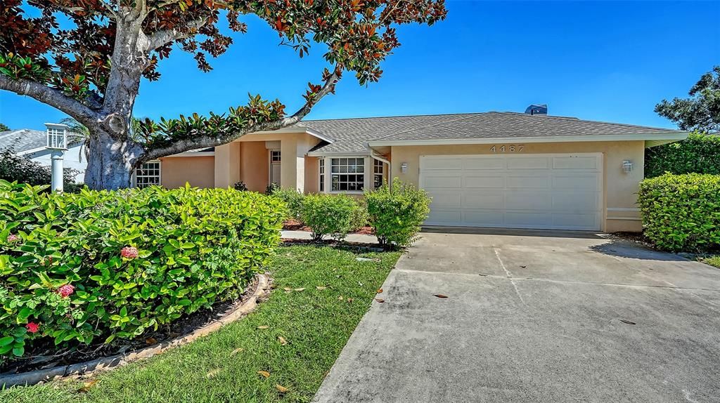 Attached, Exterior, Facade, Ranch