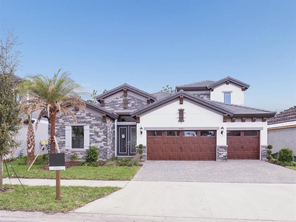 Attached, Exterior, Facade, Mediterranean