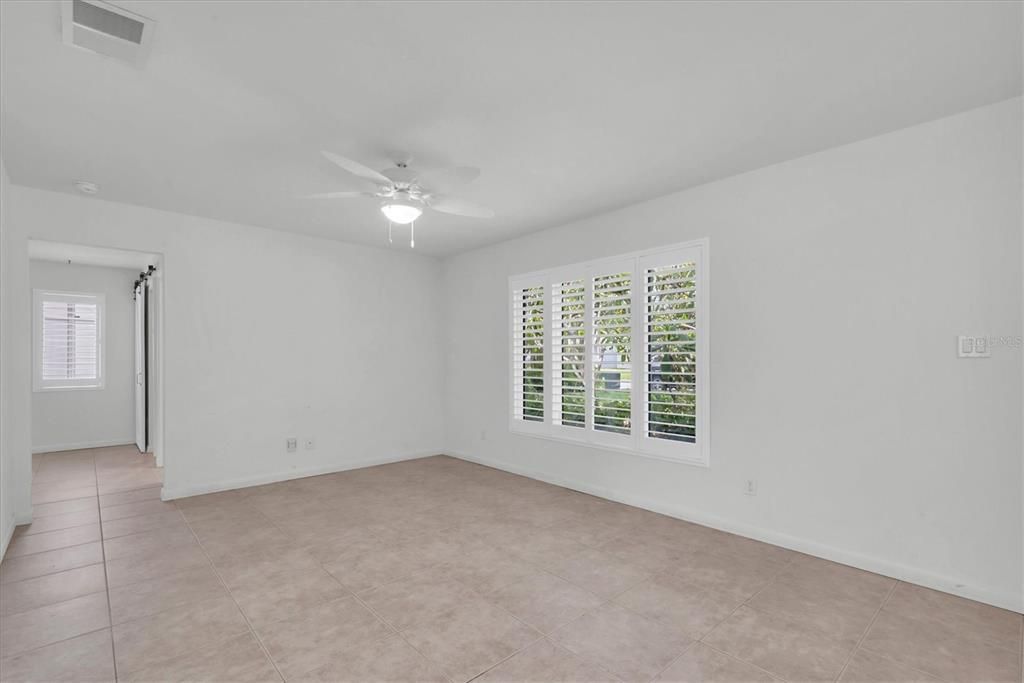 Empty room, Interior