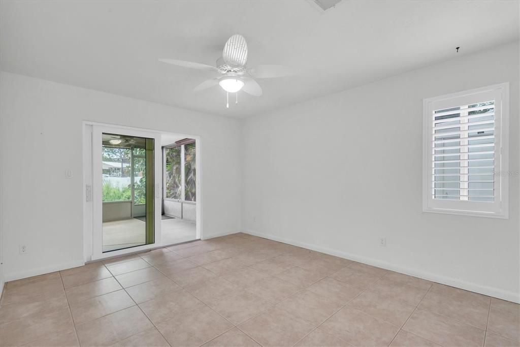 Empty room, Interior