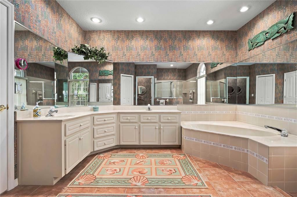 Bathroom, Dual Sink Vanities, Interior, Recessed Lighting
