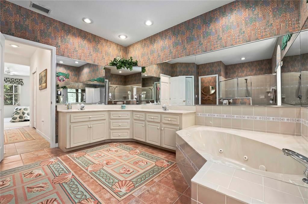 Bathroom, Dual Sink Vanities, Interior, Recessed Lighting