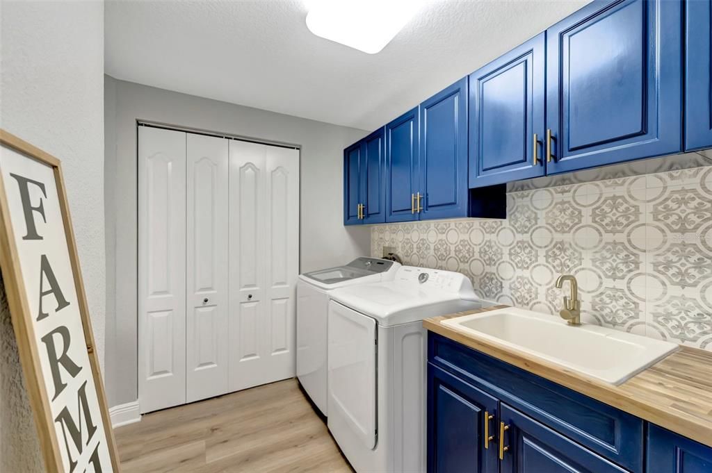 Interior, Washer, Wood Texture Flooring