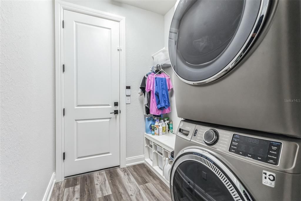 Interior, Washer, Wood Texture Flooring