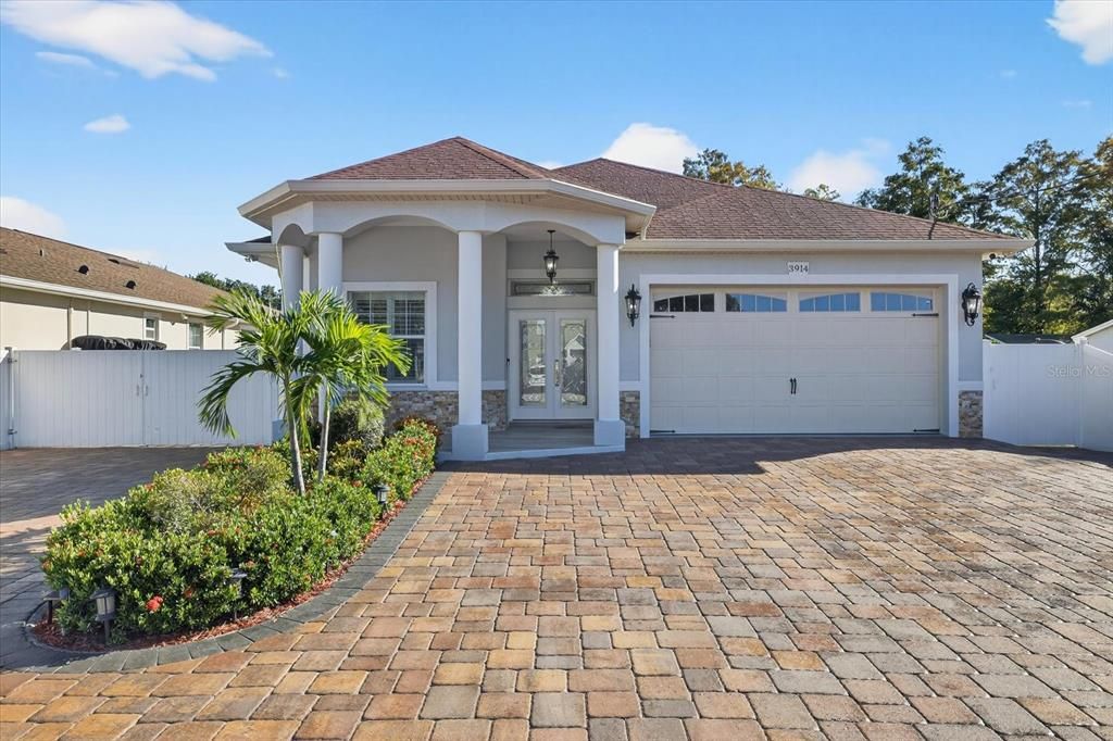 Attached, Exterior, Facade, Ranch