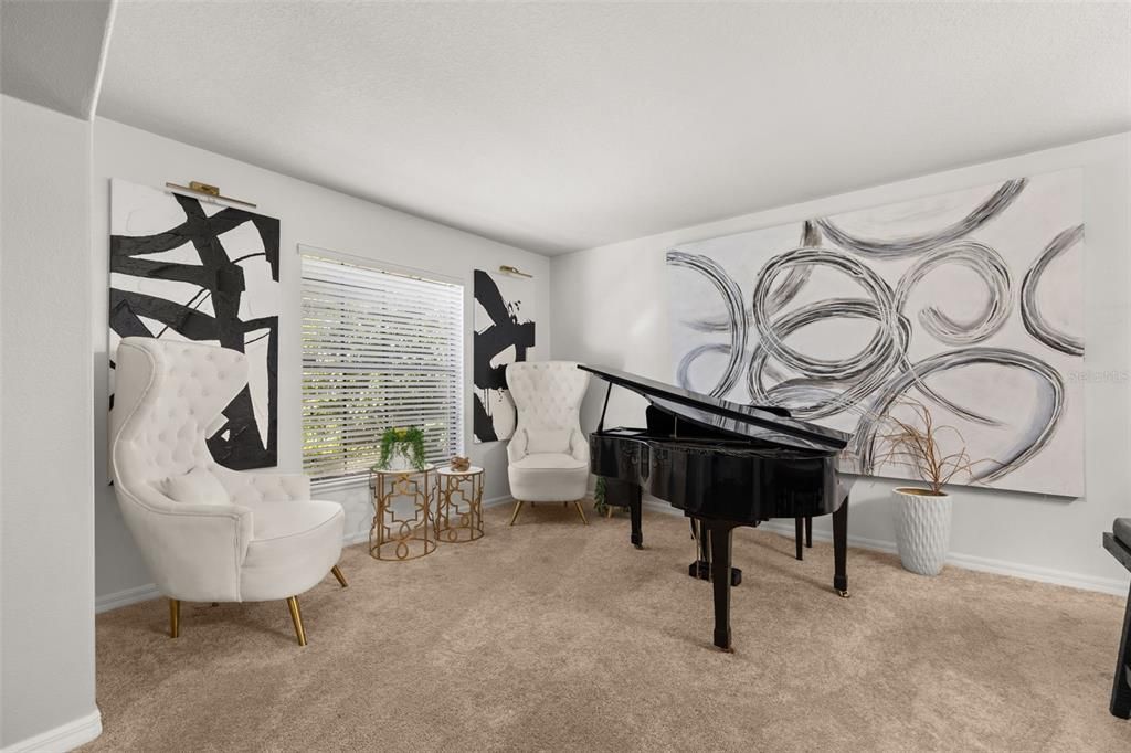 Interior, Piano