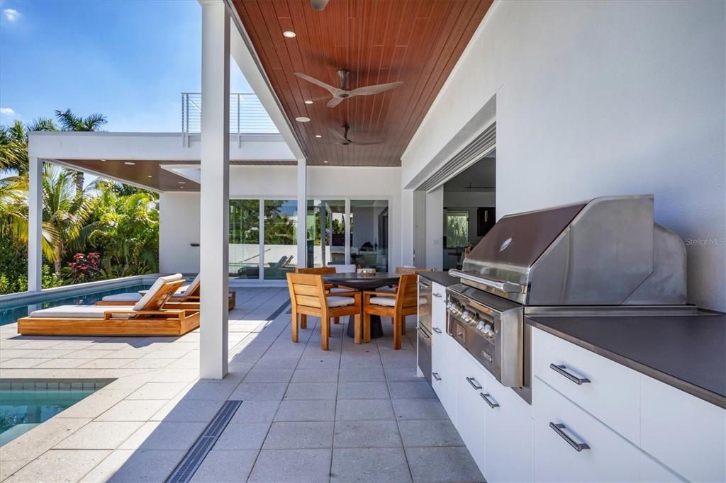 Exterior, Outdoor Kitchen, Pool