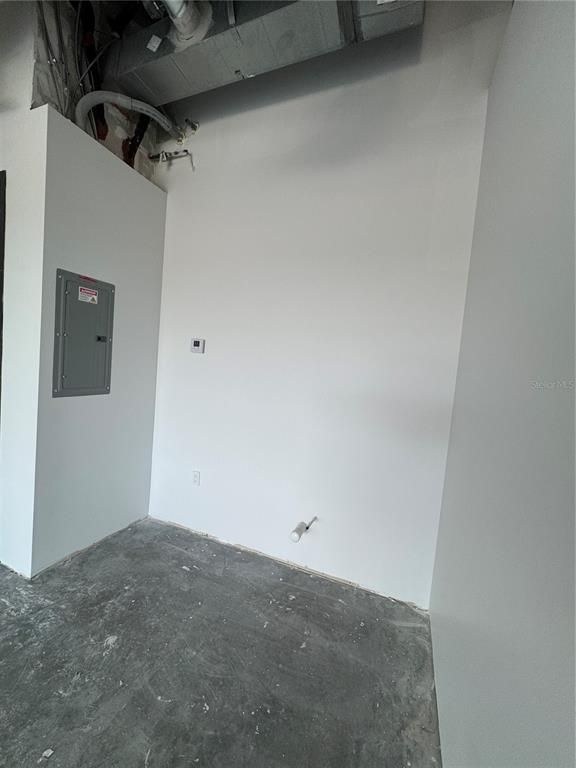 Empty room, Interior