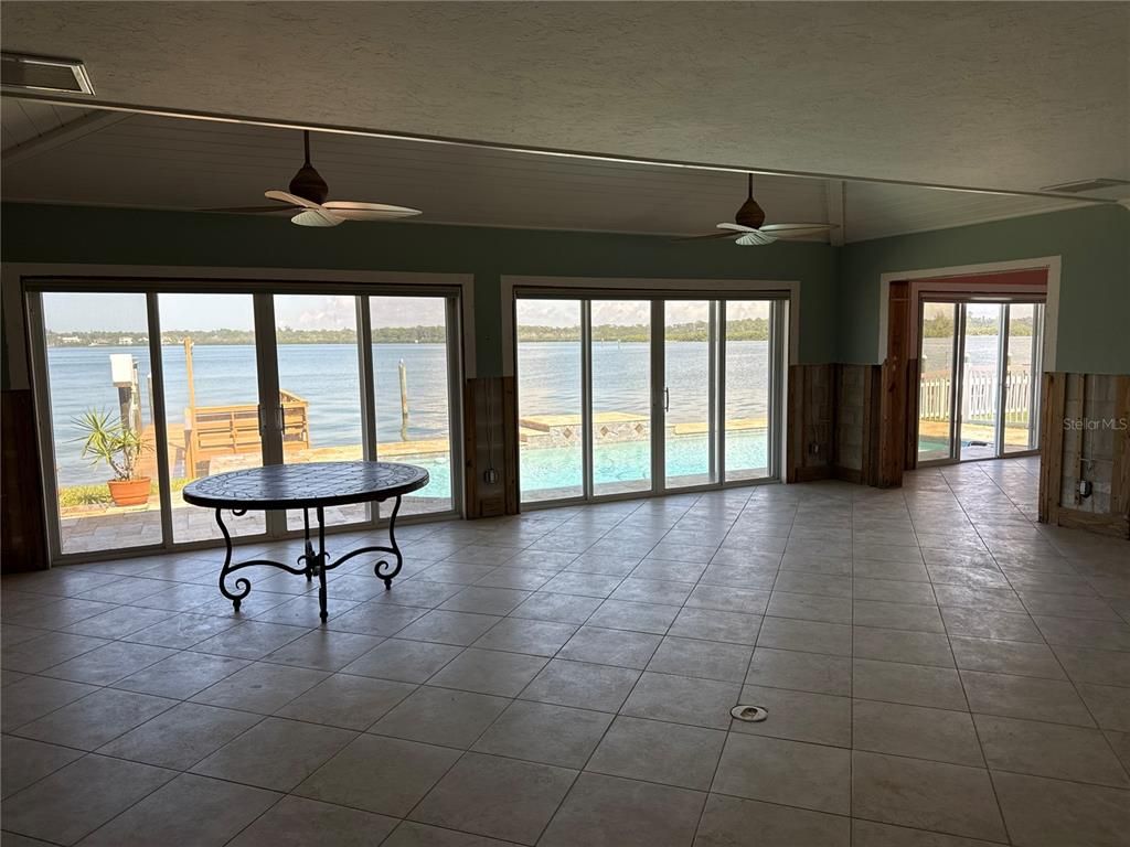 Empty room, Interior, Water