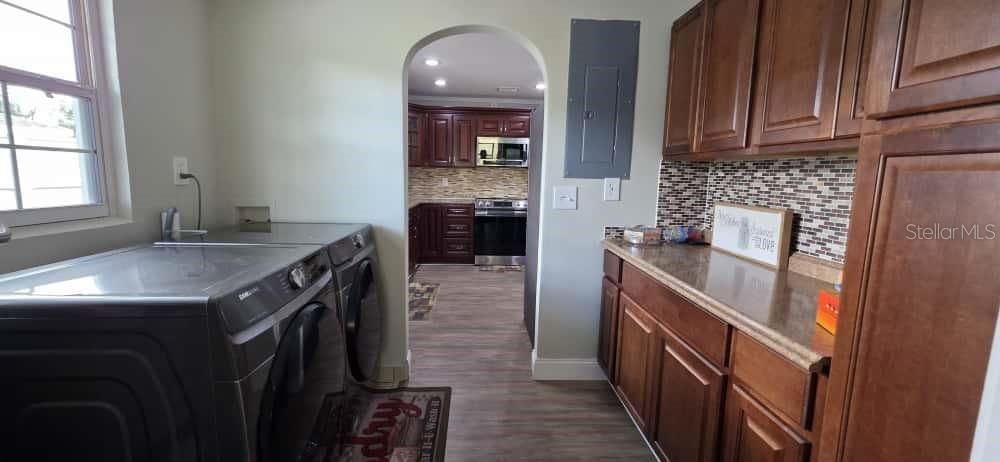 Interior, Recessed Lighting, Washer, Wood Texture Flooring
