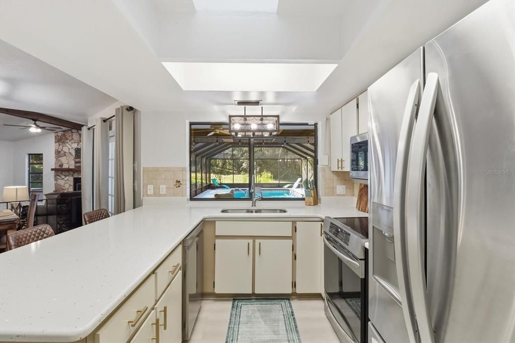Chandelier, Dining room, Interior, Kitchen, Stainless Steel Appliances