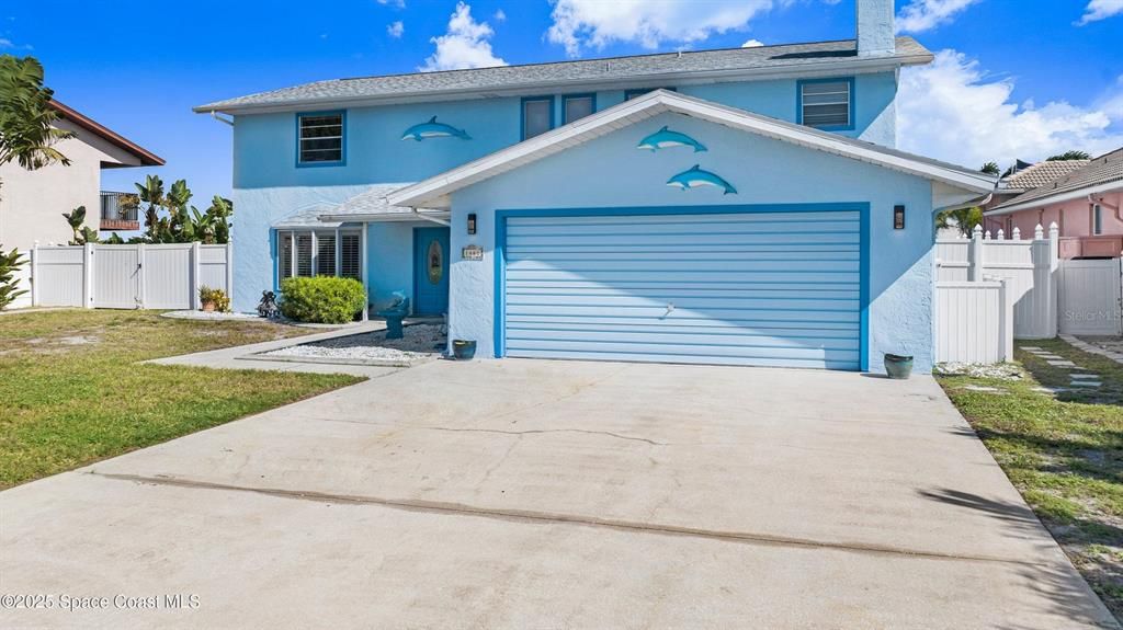 Attached, Exterior, Facade, Mediterranean