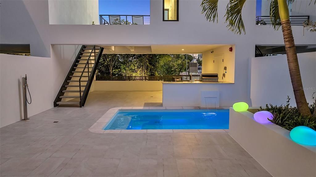 Exterior, Outdoor Kitchen, Pool