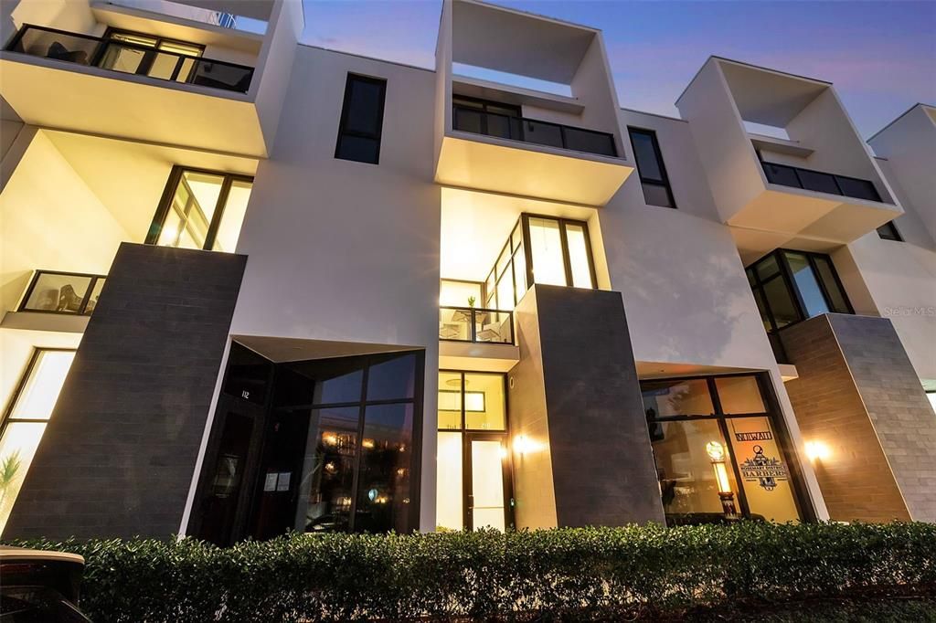 Exterior, Facade, Modern