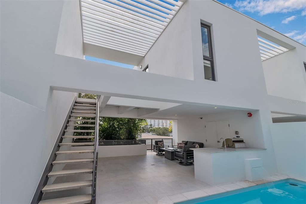 Exterior, Outdoor Kitchen, Pool