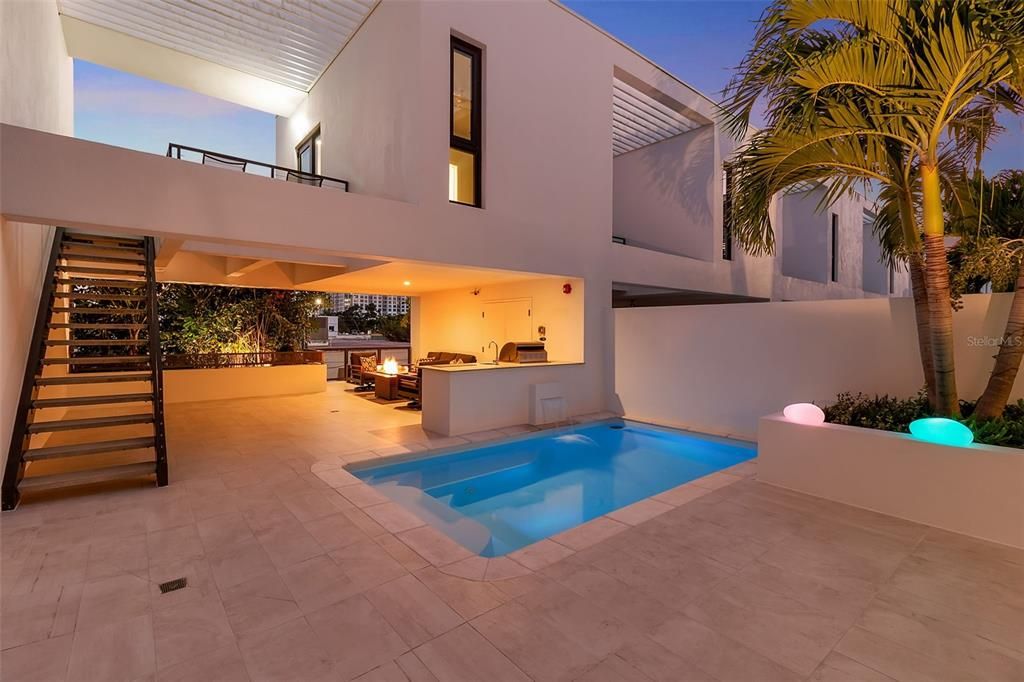 Exterior, Outdoor Kitchen, Pool