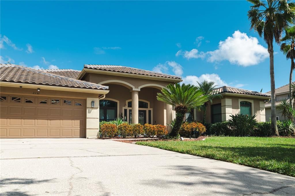 Attached, Exterior, Facade, Mediterranean