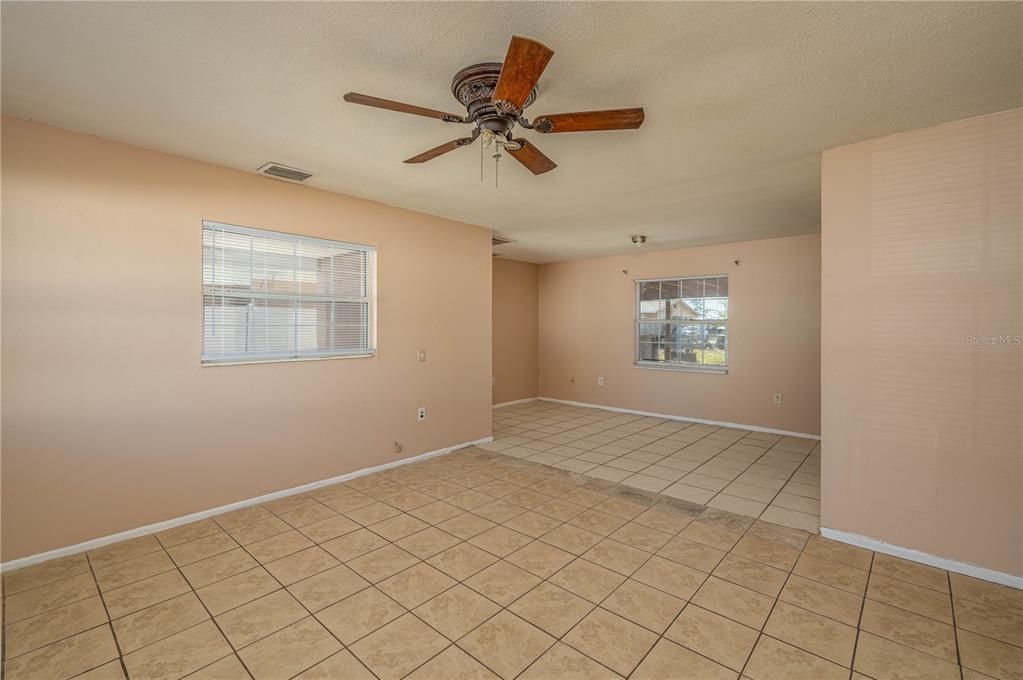 Empty room, Interior