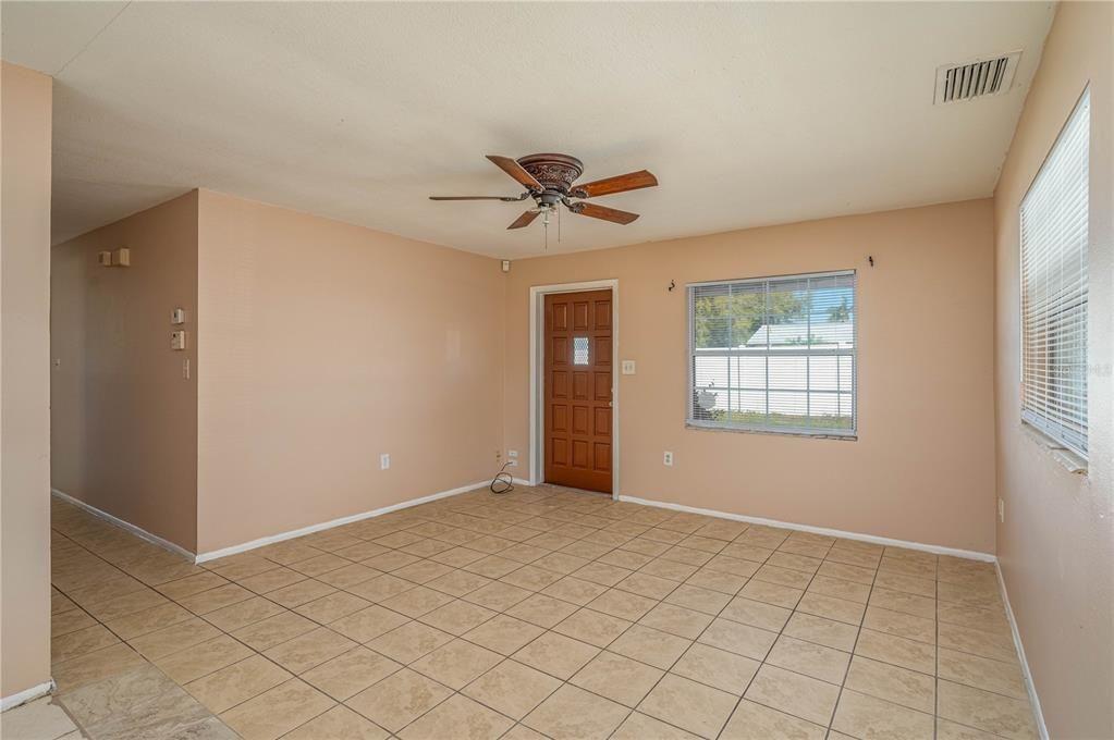 Empty room, Interior