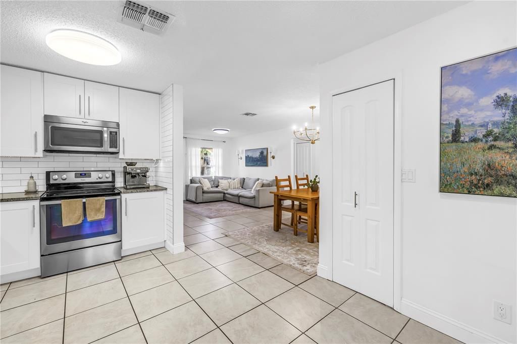 Chandelier, Dining room, Interior, Kitchen, Living room, Stainless Steel Appliances
