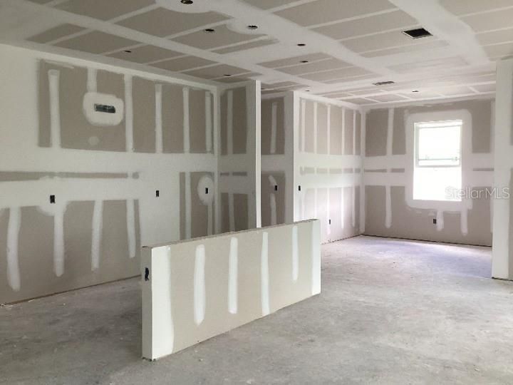 Empty room, Interior