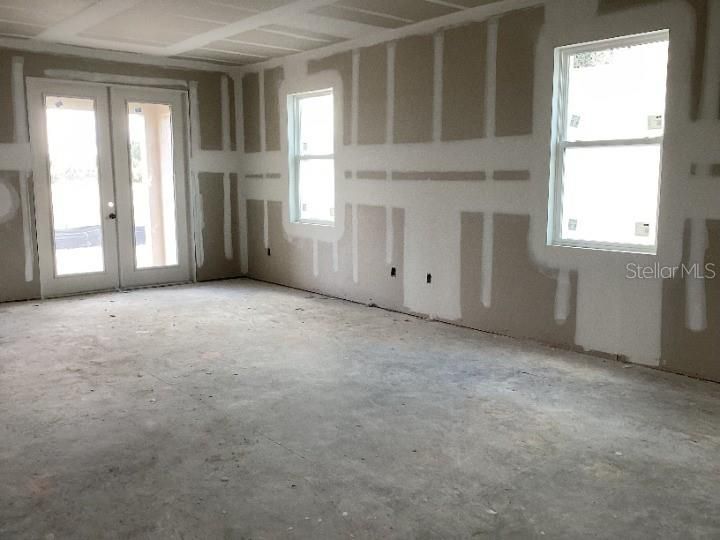 Empty room, Interior