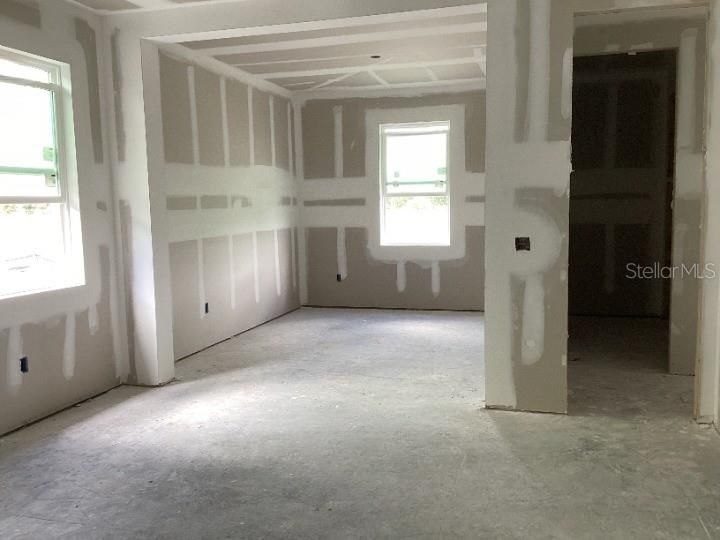 Empty room, Interior