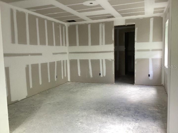 Empty room, Interior