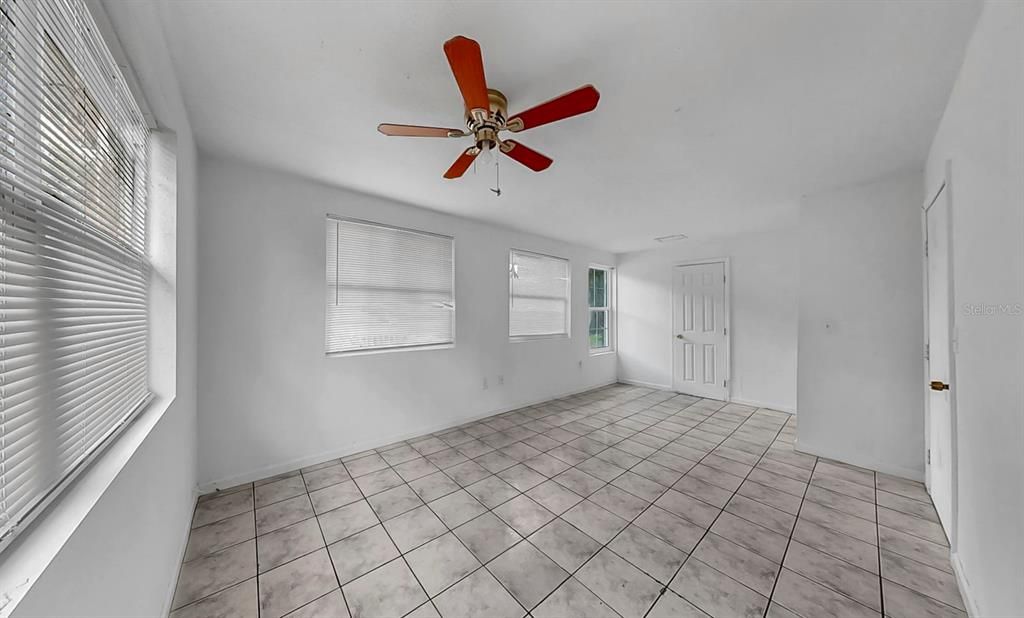 Empty room, Interior