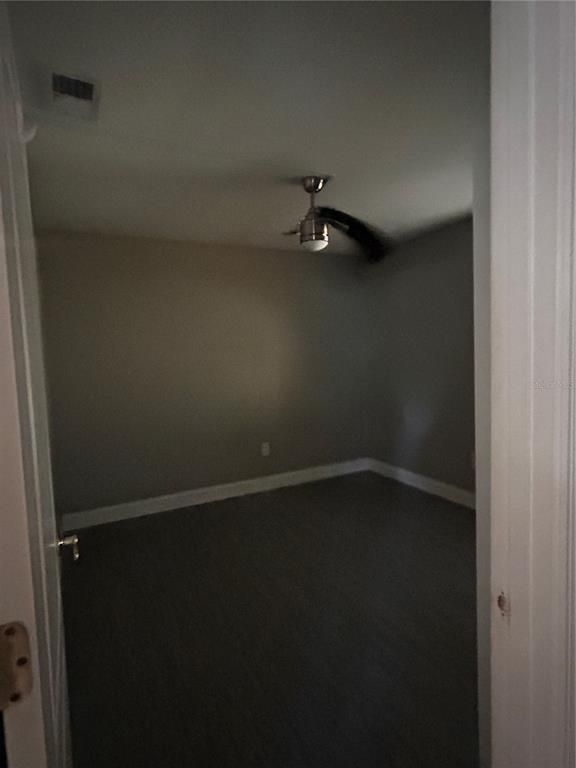 Empty room, Interior