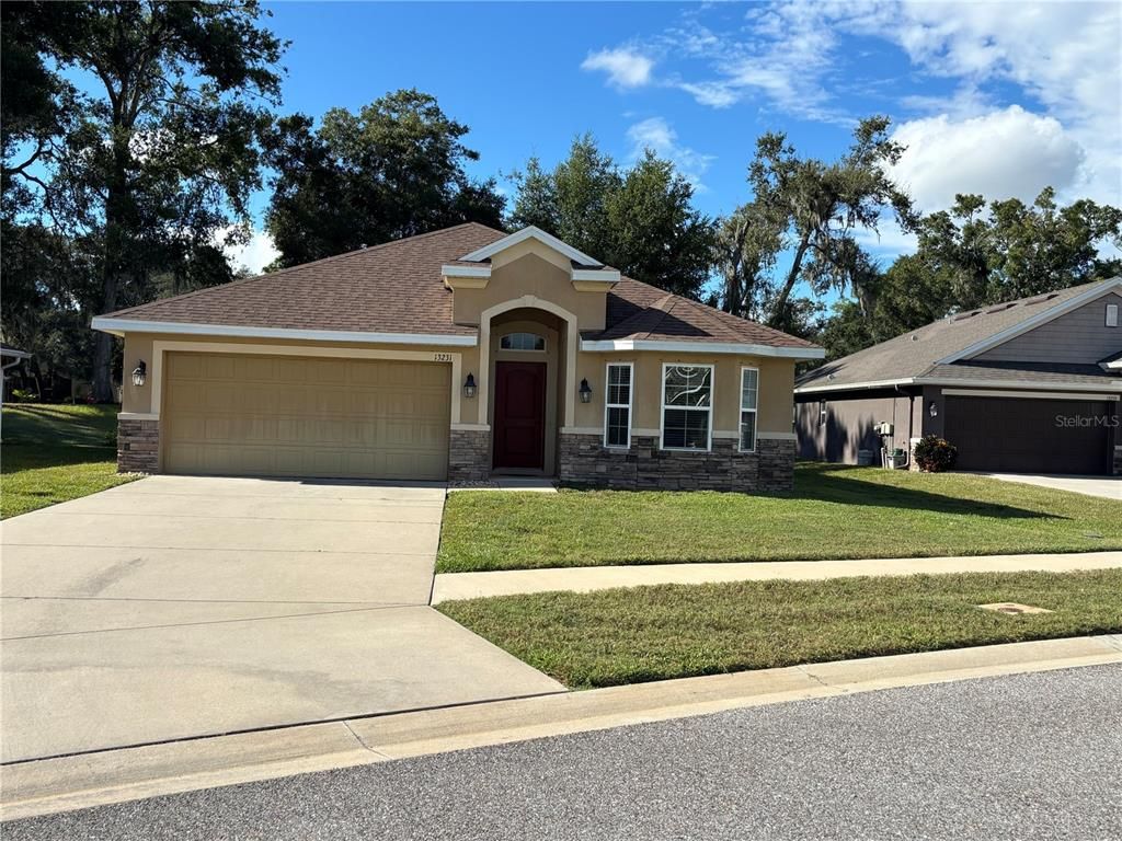 Attached, Exterior, Facade, Ranch