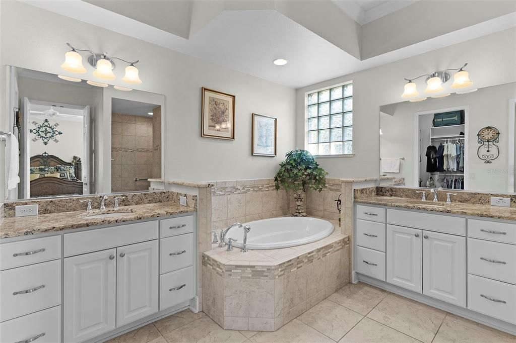 Bathroom, Dual Sink Vanities, Interior, Recessed Lighting