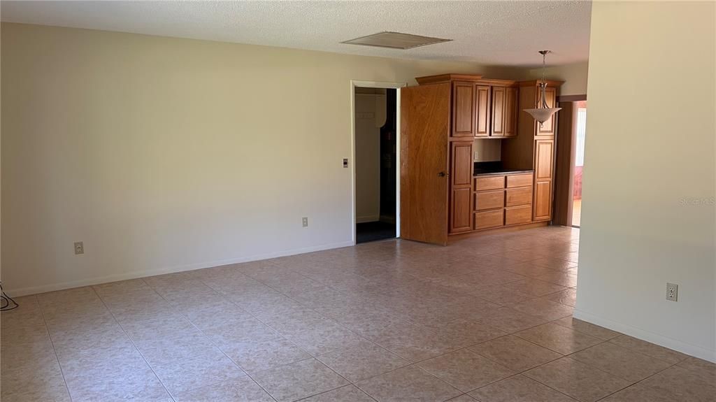 Empty room, Interior
