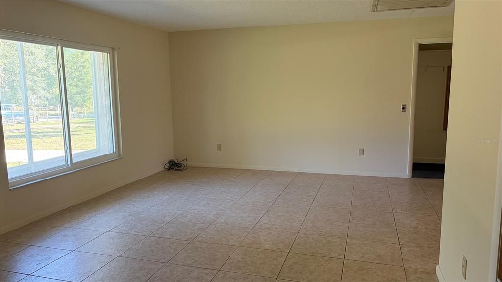 Empty room, Interior
