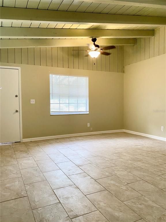 Empty room, Interior