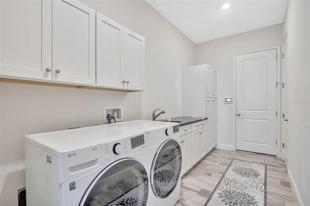 Interior, Recessed Lighting, Washer, Wood Texture Flooring