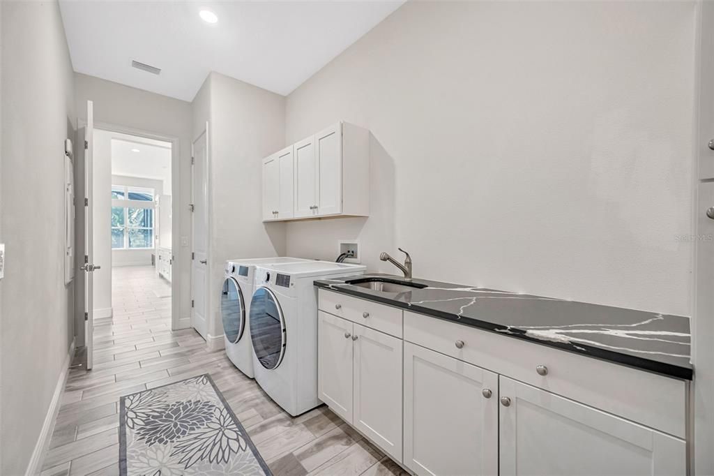 Interior, Recessed Lighting, Washer, Wood Texture Flooring