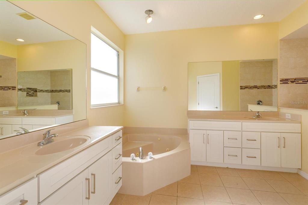 Bathroom, Dual Sink Vanities, Interior, Recessed Lighting