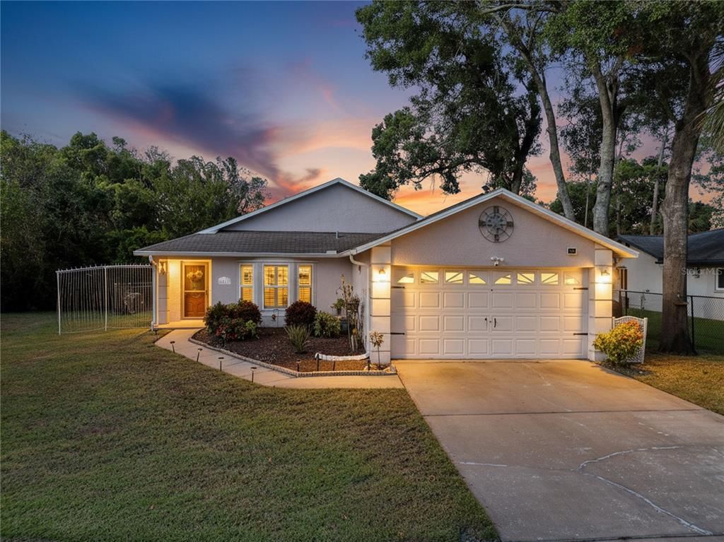 Attached, Exterior, Facade, Ranch