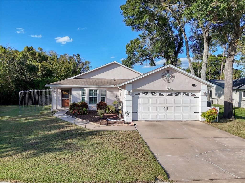 Attached, Exterior, Facade, Ranch