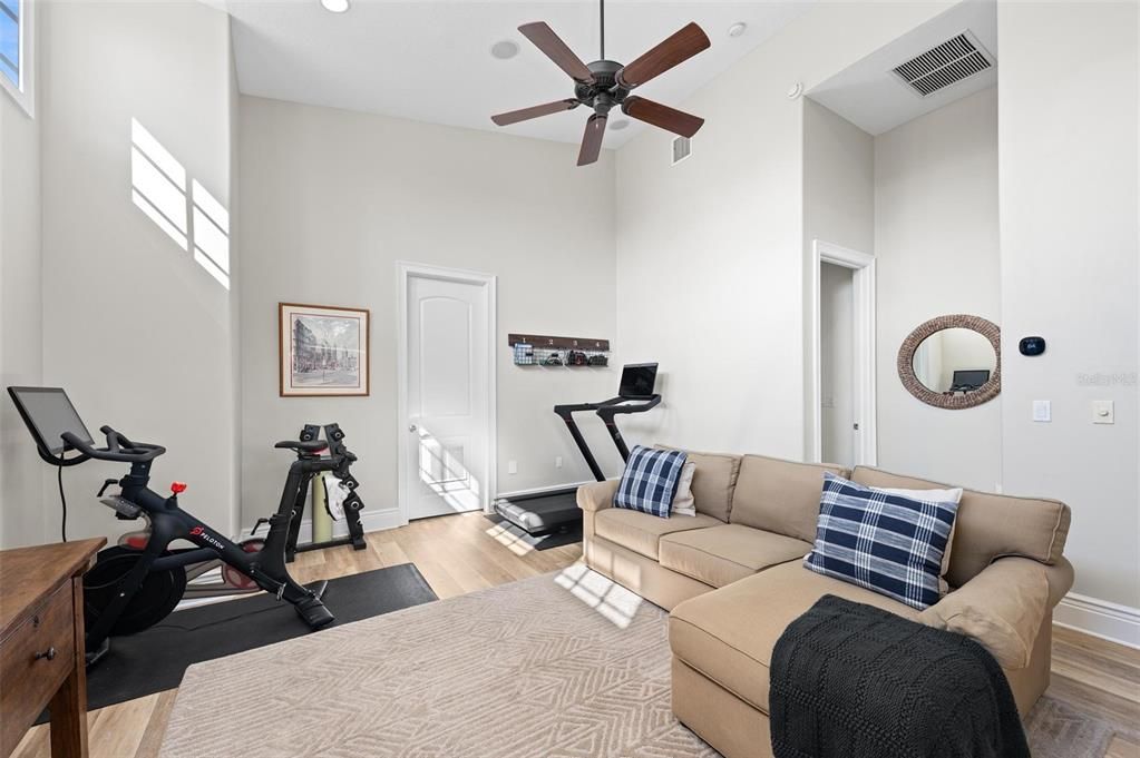 Fitness Equipment, Interior, Living room, Recessed Lighting, Wood Texture Flooring