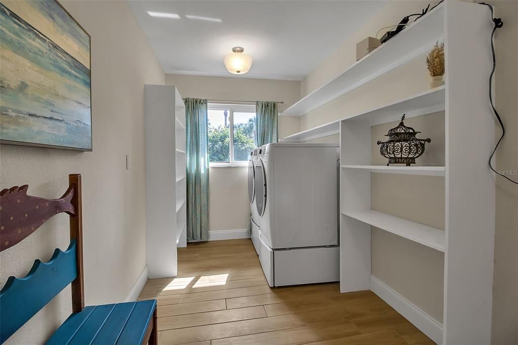 Interior, Washer, Wood Texture Flooring