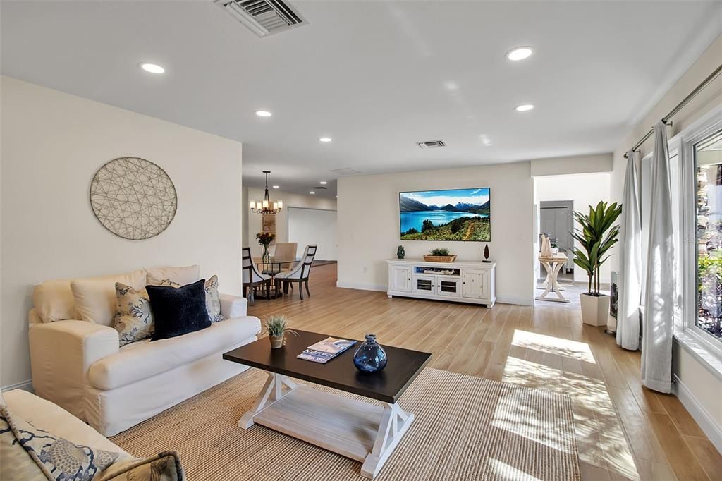 Chandelier, Dining room, Interior, Living room, Recessed Lighting, Wood Texture Flooring