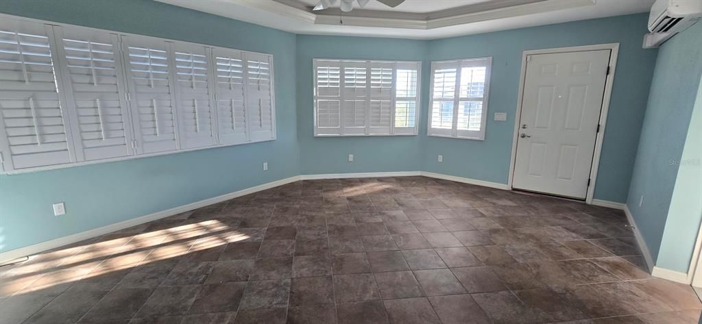 Empty room, Interior